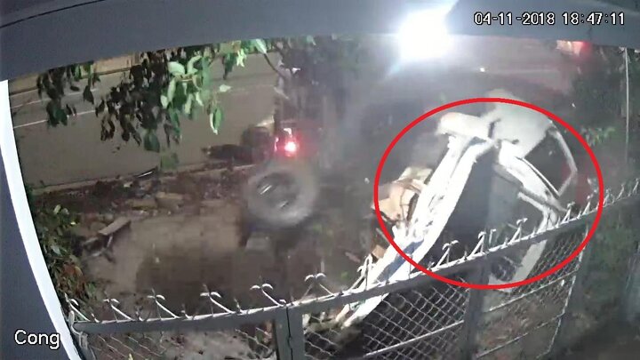 Clip: Xe bán tải lao điên cuồng, đâm liên hoàn ô tô, xe máy ở Bình Phước