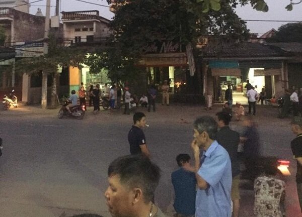 Côn đồ truy sát nữ nhân viên quán karaoke