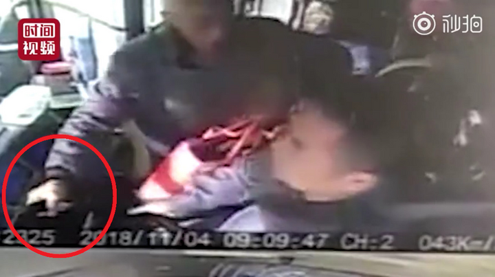 Clip: Bị lỡ bến, hành khách liều chết giằng vô lăng của tài xế xe buýt
