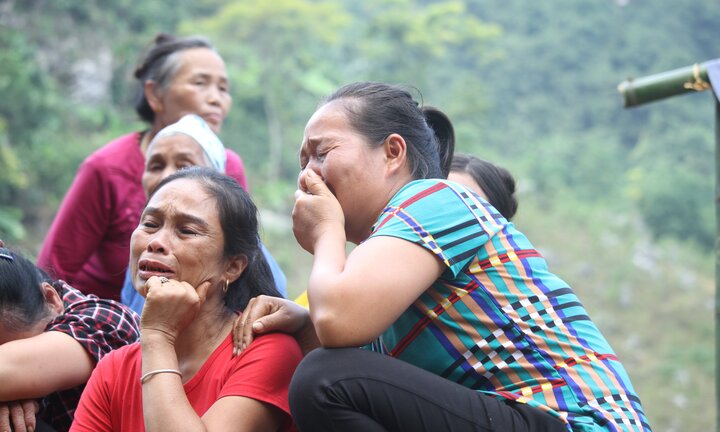 Video: Người thân ôm nhau khóc, chờ tia hy vọng cứu sống 2 phu vàng