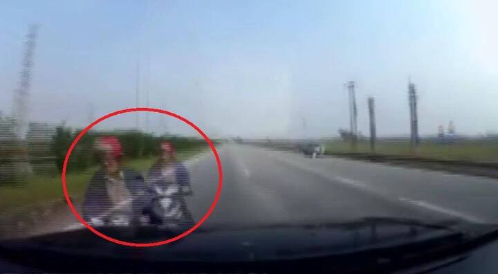 Xe máy chạy ngược chiều kiểu tự sát, bị ô tô hất tung