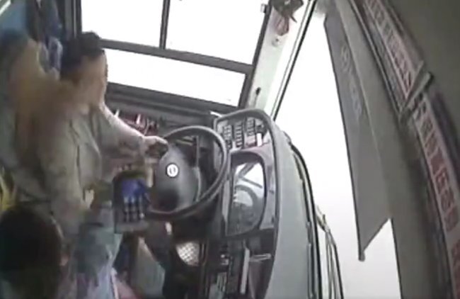 Tài xế để im cho hành khách đánh sẽ được thưởng tiền