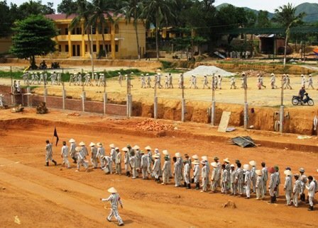 Phạm nhân vượt tường rào bỏ trốn khỏi trại giam bị bắt trong rẫy keo