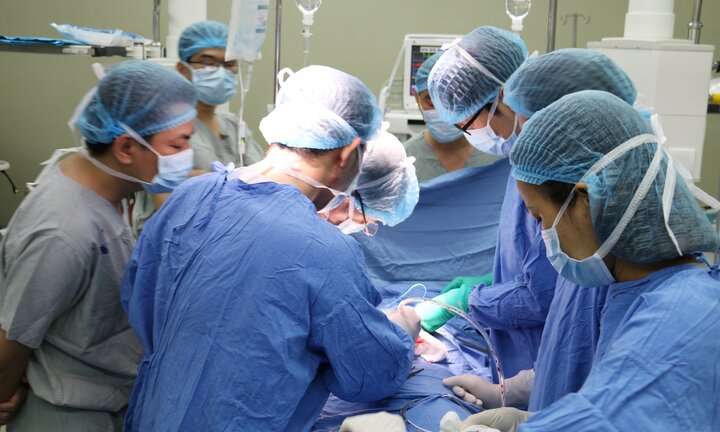 'Huyền thoại sống' về ghép tạng thế giới trực tiếp phẫu thuật cho bệnh nhân ở Đà Nẵng