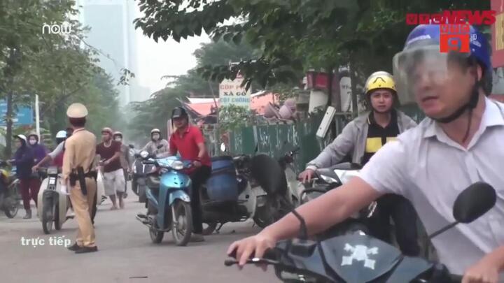 Hàng ngàn người dắt xe máy ngược chiều trên vỉa hè: CSGT Hà Nội nói gì?