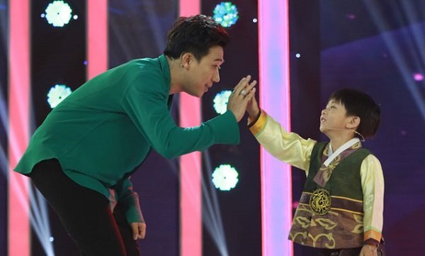 Trấn Thành hát tình ca Hàn Quốc tặng cậu bé người Việt gốc Hàn cực đáng yêu