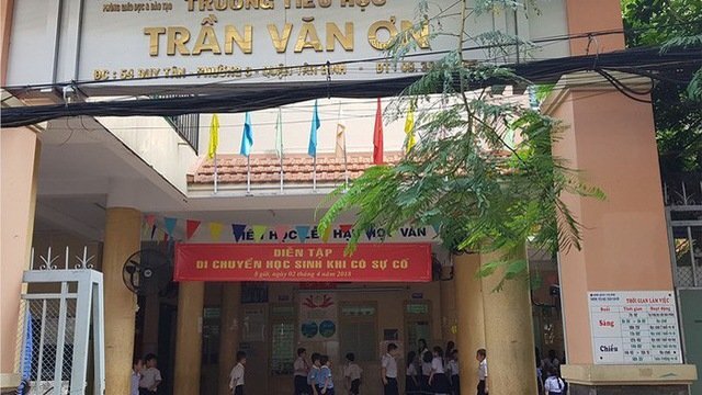 Khiển trách cô giáo phạt học sinh tự tát 32 cái