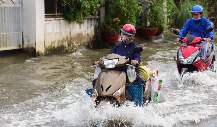 Triều cường dâng cao ở TP.HCM, nhiều tuyến đường ngập sâu, xe chết máy