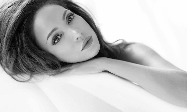 Danh ca Thanh Hà xúc động khi nhìn lại loạt ảnh táo bạo cách đây 3 năm