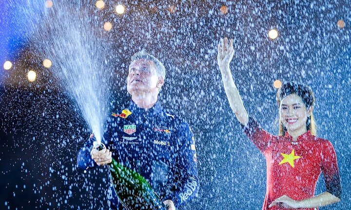 David Coulthard tái hiện màn ăn mừng vô địch F1 tại Hoàng Thành Thăng Long