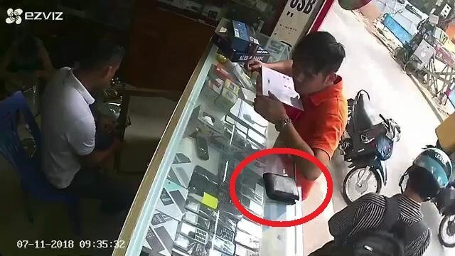 Clip: Người đứng cạnh quên ví, thanh niên nổi lòng tham trộm luôn