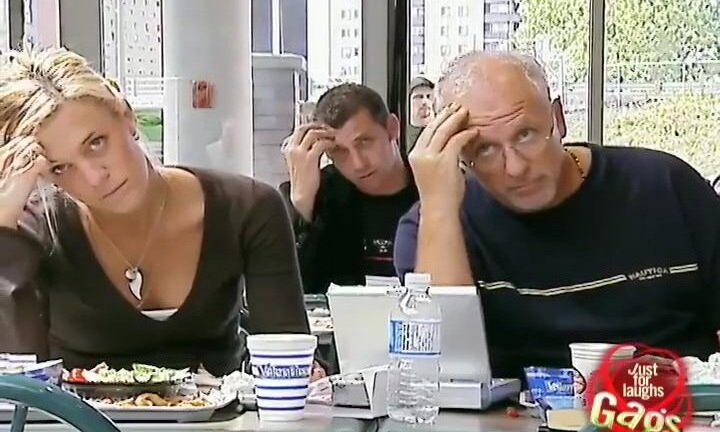 Video: Trò đùa bắt chước hành động người khác hài té ghế