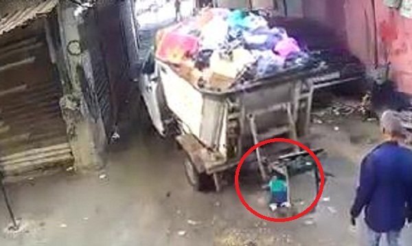 Clip: Bé trai bị nuốt chửng dưới gầm xe rác và cái kết thần kỳ