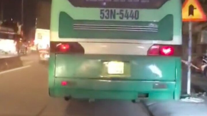 Xe buýt leo vỉa hè trên quốc lộ ở TP.HCM: Đề nghị xử lý nghiêm