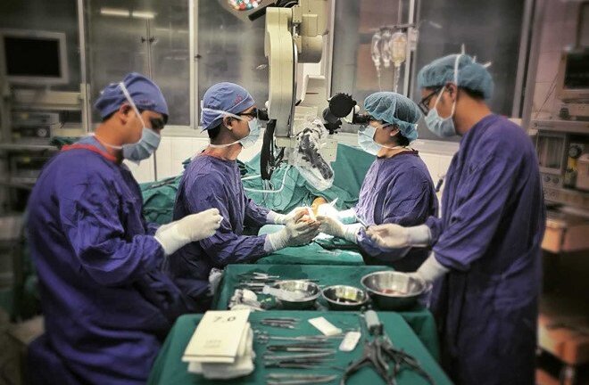Toàn cảnh ca phẫu thuật chuyển ngón chân thành ngón tay cái