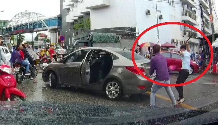 Clip: Bị chửi sau va chạm giao thông, người đi xe máy vác dao chém tài xế ô tô