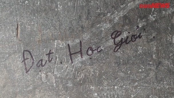 Clip: Xót xa hàng loạt di tích lịch sử cấp quốc gia bị giới trẻ vẽ bậy chi chít