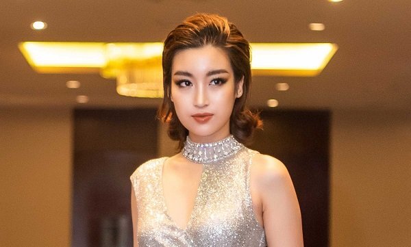 Hoa hậu Đỗ Mỹ Linh cực gợi cảm với đầm ánh kim cắt xẻ táo bạo