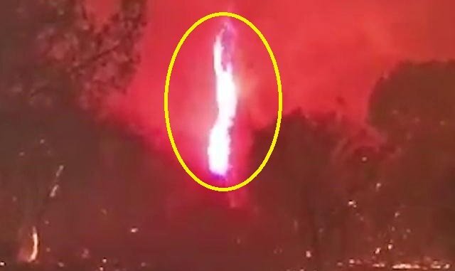 Clip: Vòi rồng 'quỷ lửa' đáng sợ xuất hiện trong cháy rừng ở Mỹ