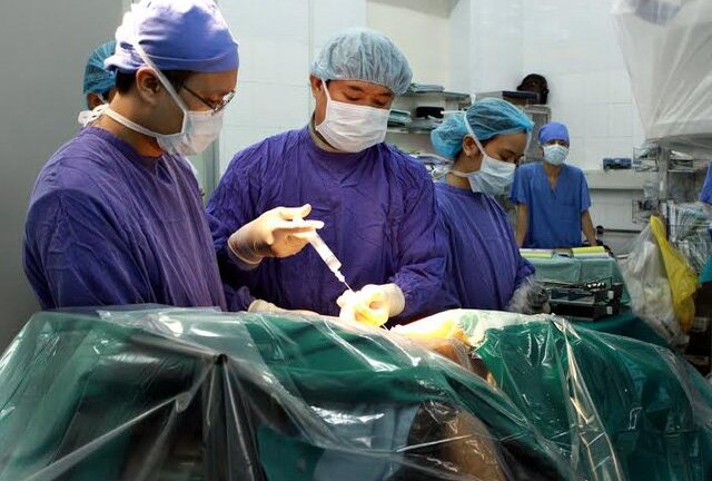 Video: Người đàn ông 38 tuổi 'lọm khọm' như cụ ông 83