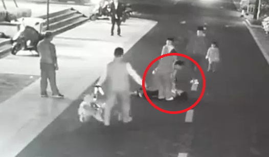 Clip: Đá chó thả rông để bảo vệ con, bà mẹ trẻ bị chủ chó đánh đập thậm tệ