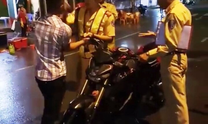 Bị nghi giả vờ ngã khi giằng co với dân, CSGT nói do trượt chân