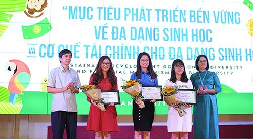 Nữ sinh Học viện Tài chính giành Nhất cuộc thi hùng biện online đa dạng sinh học