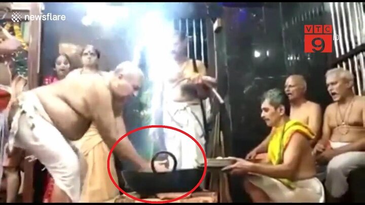 Video: Rùng rợn nghi lễ nhúng tay vào vạc dầu sôi sùng sục ở Ấn Độ