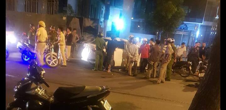 Bị CSGT truy đuổi, 2 thanh niên vứt ma tuý, súng xuống đường ở TP.HCM