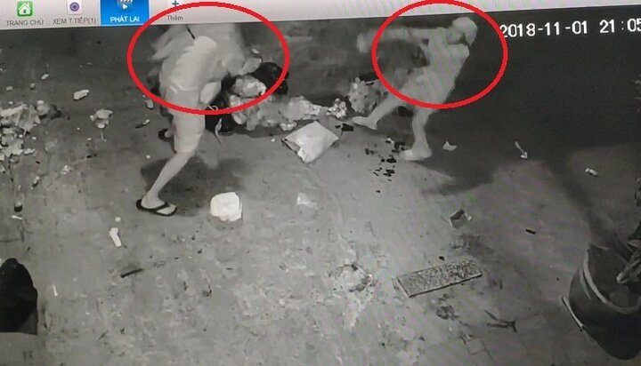 Clip: Tranh cãi chuyện đổ rác, hàng xóm cầm rác ném nhau túi bụi