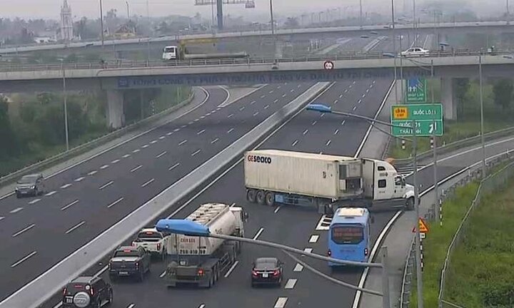 Toàn cảnh tài xế container quay xe trên cao tốc Hà Nội - Hải Phòng