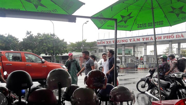 Chủ tịch UBND Đà Nẵng đích thân đi quay clip, xe dù, 'cò' khách vẫn vô tư hoạt động