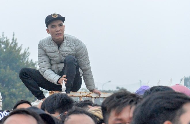 Video: CĐV chen lấn đổ hàng rào để mua vé xem AFF Cup