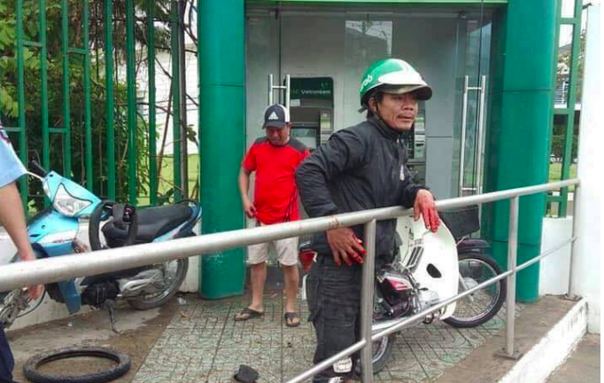 Bắt giam kẻ trét ớt vào mắt người rút tiền tại ATM để cướp ở TP.HCM