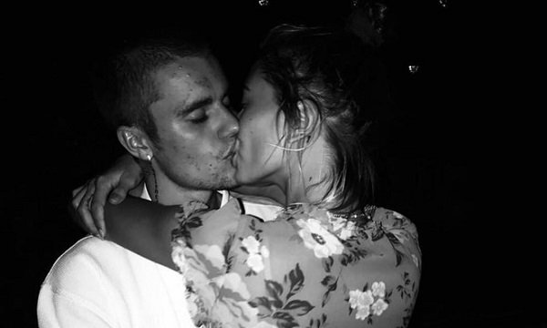 Đăng ảnh hôn Hailey Baldwin, Justin Bieber bị fan chú ý làn da đầy mụn