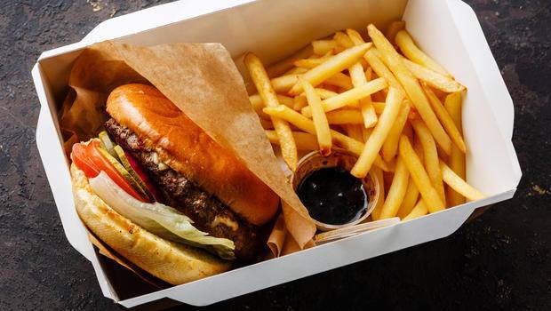 Hóa chất PFAS trong bao bì, vải không thấm nước khiến nhiều trẻ bị bệnh thận