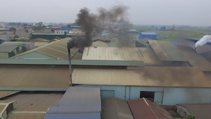 Video: Khói lò xưởng gỗ ép đốt ngày đêm, dân đóng cửa kín, đeo khẩu trang cả ngày