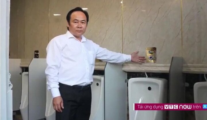 Chủ tịch Hiệp hội Nhà vệ sinh bị chế giễu khùng dở, không giống ai