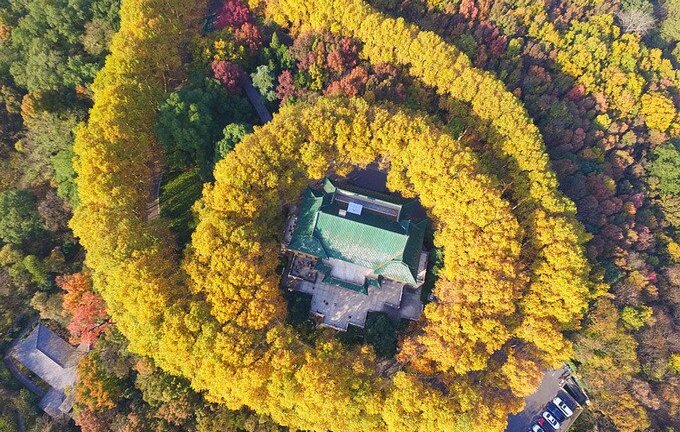 Khám phá cung điện giống viên ngọc lục bảo trên mặt dây chuyền