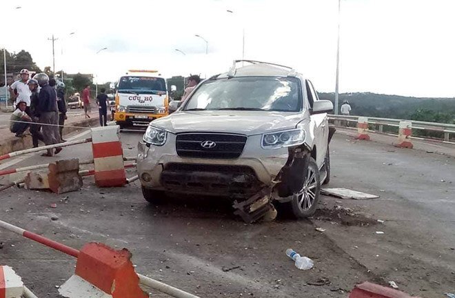Mua vé qua trạm thu phí, xe hơi bị xe khách 'ủi bay'