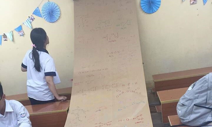 Cuộn công thức hoá học 'khổng lồ' đặt trong lớp để học sinh không quên bài