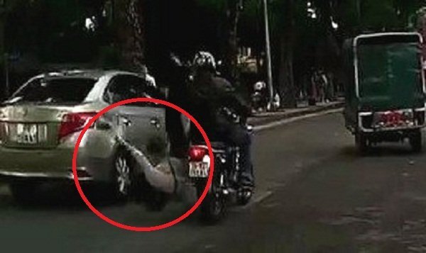 Clip: Áo dài cuốn vào bánh xe máy, cô gái ngã lộn cổ xuống đường