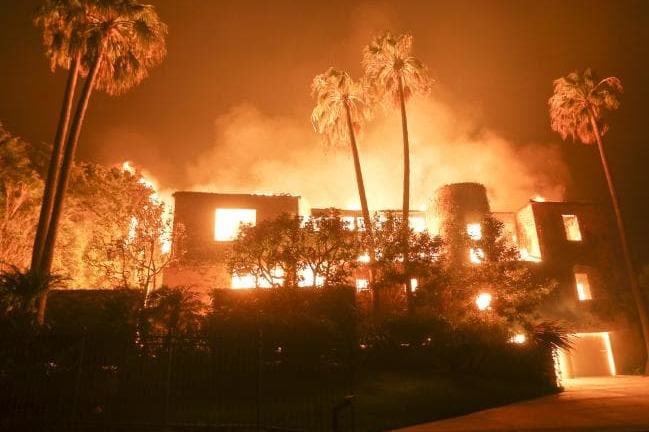 Video: Bố hát trấn an con gái khi băng qua biển lửa cháy rừng ở Mỹ