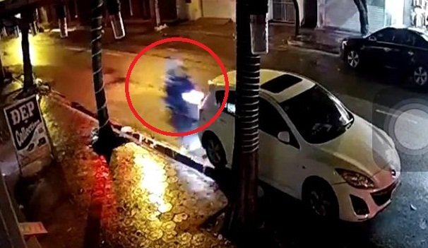 Clip: Xe máy phóng như tên bắn, đâm sầm đuôi ô tô đỗ ven đường