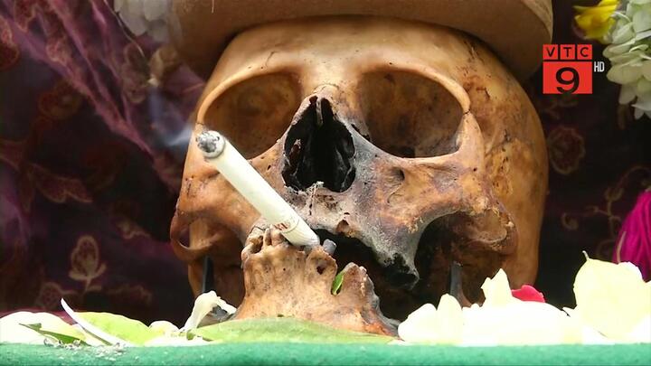 Video: Sởn gai ốc với lễ hội đầu lâu rùng rợn ở Bolivia