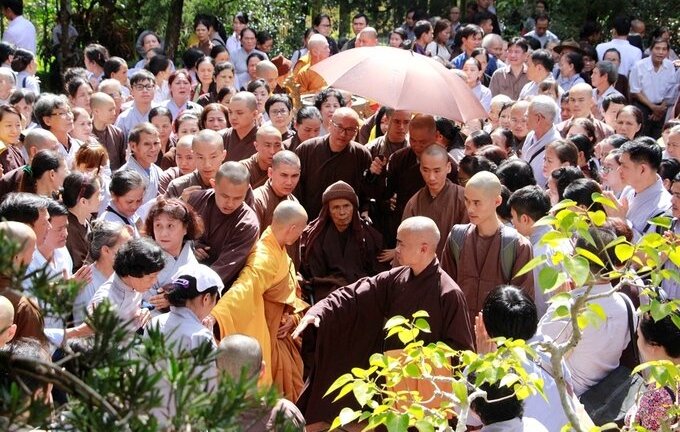 Thiền sư Thích Nhất Hạnh cùng tăng ni phật tử dâng hương ngày giỗ tổ chùa Từ Hiếu