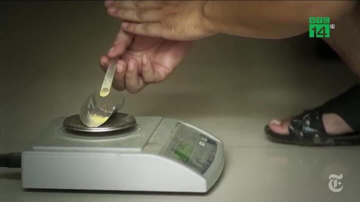 Không có tiền chữa trị, bệnh nhân nghèo mua nguyên liệu trên mạng, tự chế thuốc ung thư