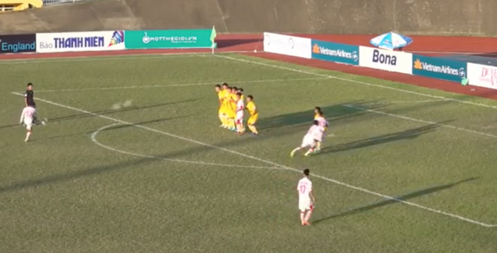 Video: Sao trẻ HAGL tái hiệu siêu phẩm của Quang Hải ở AFF Cup