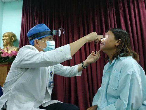 Video: Bị đạn lạc xuyên vào mắt, bệnh nhân sống sót thần kỳ
