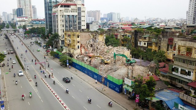 Video: Phá dỡ hai nhà tập thể cũ trên 'đất vàng' trung tâm Hà Nội